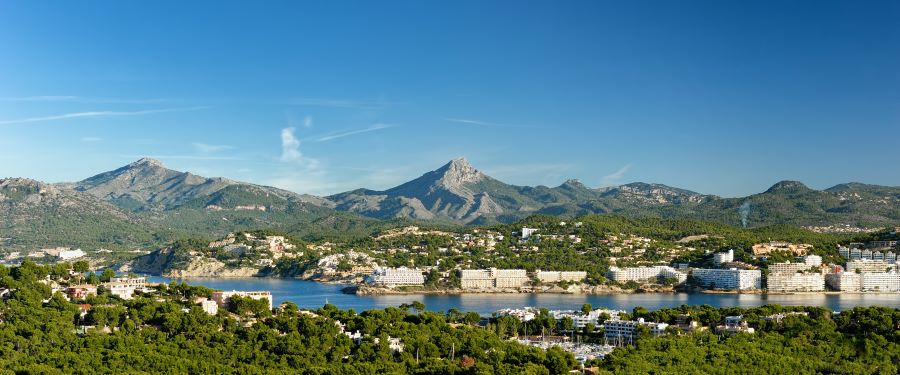 Blick-über-Santa-Ponsa Mallorca: Lieblingsinsel vieler Promis