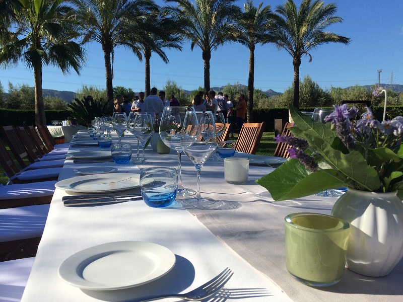 Please take a seat. At your own cooking event in your holiday home, you as host can still enjoy the gourmet meal to the fullest without stress and do not have to worry about anything, including washing up afterwards.