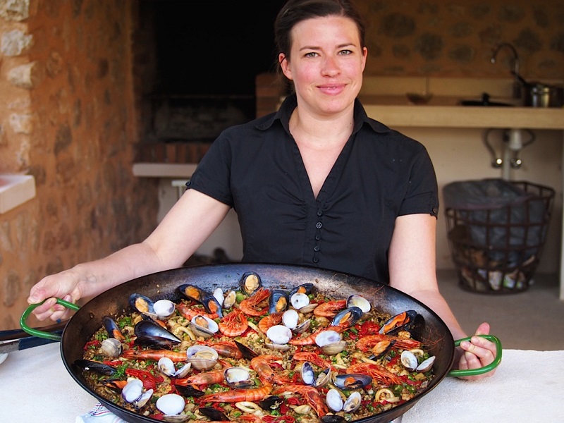 Paella-Showcooking-Caroline-Fabian Vom Frühstücksservice bis zum privaten Koch-Event auf Ihrer Finca