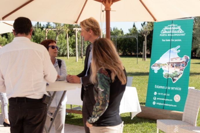 Die Kollegen von Schwestergesellschaft Porta Mallorquina informierten über Immobilienkauf und -Verkauf. Porta Holiday Summer-Season Opening Party 2019