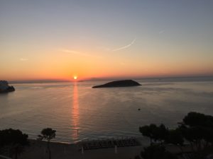 sonnenaufgang-mallorca-300x225 Marktstudie Immobilien Balearen 2018 - Schnäppchen auf Menorca, große Auswahl auf Mallorca und Luxus pur auf Ibiza