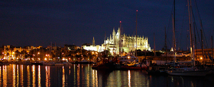Erleuchtete Kathedrale in Palma de Mallorca Kathedrale Palma de Mallorca